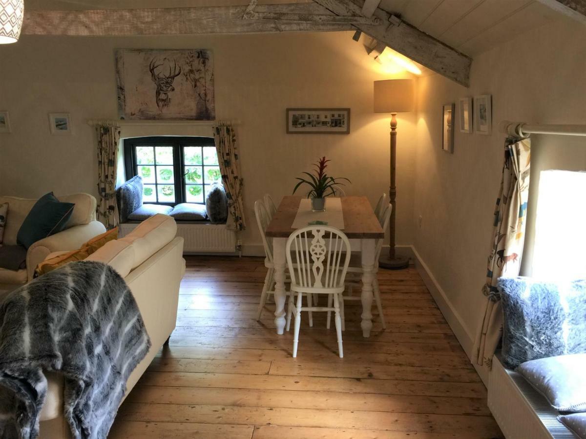 The Stable Loft, Llwynhelig Manor Apartment Llandeilo Exterior photo